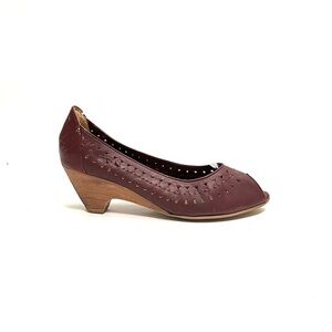 Vintage 1970s oxblood leather vented peep toe slip on kitten heels